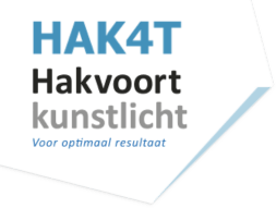 Logo van "hak4t hakvoort kunstlicht" in blauwe en zwarte tekst op een witte achtergrond, iets schuin geplaatst met daaronder de slogan "voor optimaal resultaat".