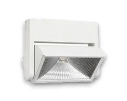 Een moderne witte rail-floodlight met een hoekig ontwerp en gedeeltelijk zichtbare lamp achter een beschermend rooster, geïsoleerd op een witte achtergrond.